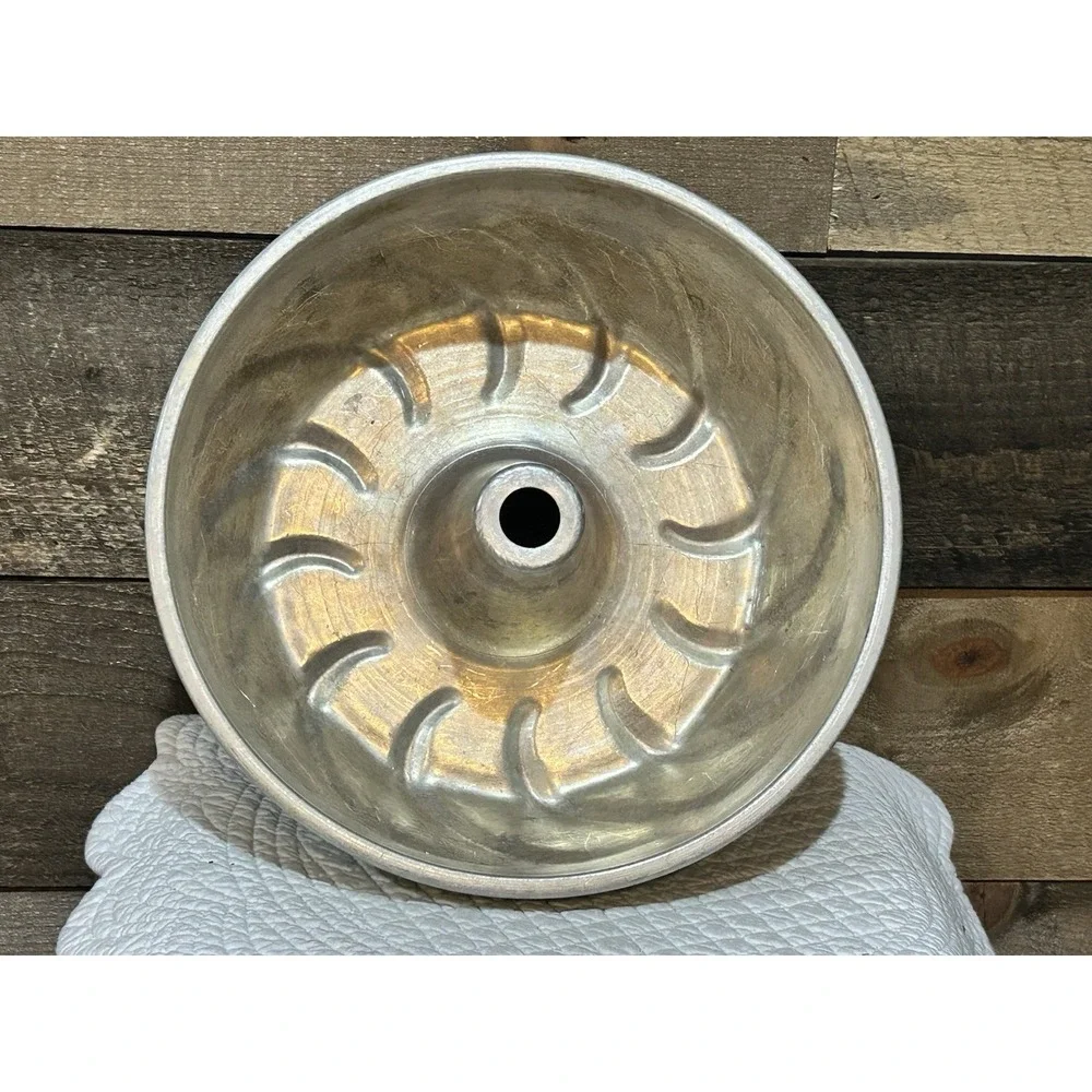 Vintage Avocado Green Aluminum Fluted Tube Mold Bundt Cake Pan 10